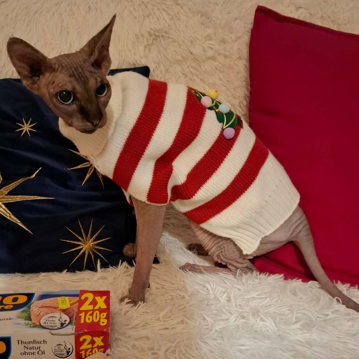 Piros/fehér mintás, karácsonyi hangulatú kötött ruha.